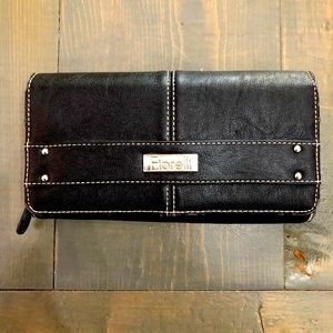 Classic leather ladies clutch wallet.